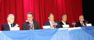 El expresidente Miguel Ángel Rodríguez, el mandatario Luis Guillermo Solís, Alejandro Solórzano, de Acop; Víctor Morales, de Trabajo; y Olivier Castro, jerarca del BCCR (foto: Herbey Arley)